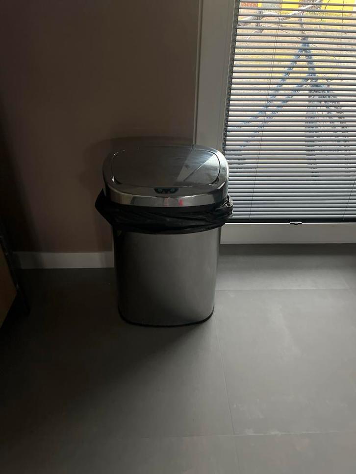 Prullenbak met sensor - Hygiënisch en handig!, Huis en Inrichting, Woonaccessoires | Prullenbakken, Zo goed als nieuw, Rvs, 50 tot 75 cm