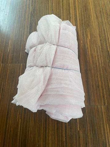 Roze stof voor klamboe. Meerdere M2 beschikbaar voor biedingen