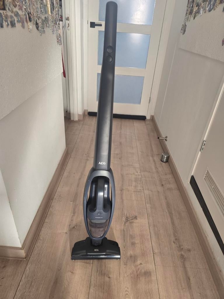 AEG steelstofzuiger met uitneembare kruimeldief, Stofzuiger, Ophalen of Verzenden, Zo goed als nieuw, Minder dan 1200 watt