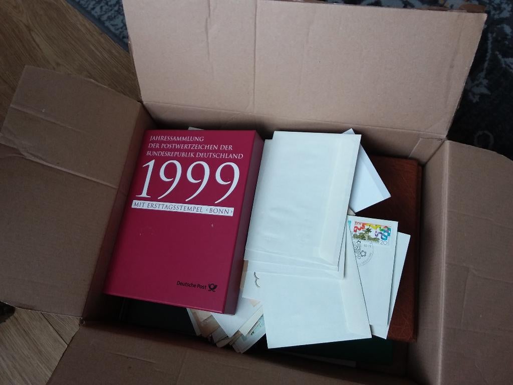 Verzameling in doos wereld aan poststukken zegels etc, Ophalen of Verzenden, Buitenland