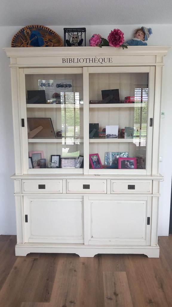 Stijlvolle crème buffetkast met glazen schuifdeuren, Gebruikt, Ophalen of Verzenden, Landelijk, Klassiek, 25 tot 50 cm