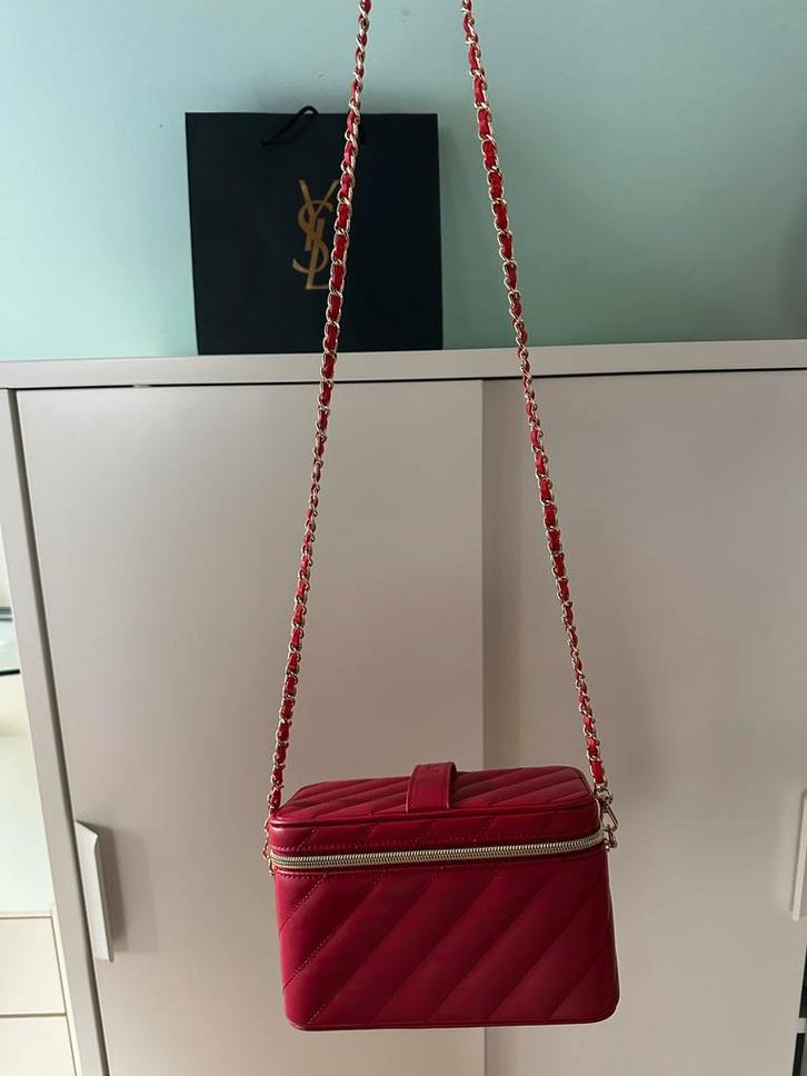 YSL origineel toilettas van felrood leer met ketting, Sieraden, Tassen en Uiterlijk, Tassen | Damestassen, Zo goed als nieuw, Schoudertasje