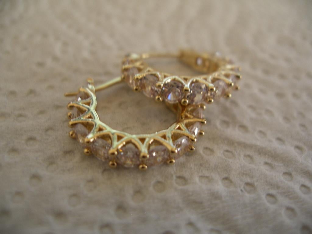 Een paar mooie Goud Vergulde Oorbellen met Zirkonia stenen, Verzenden, Goud, Oorbellen, Verguld