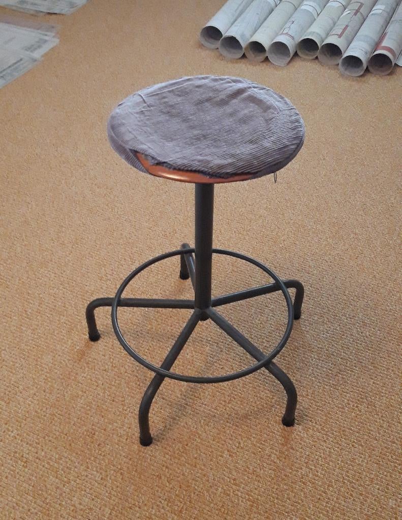 Een originele tekentafelkruk, bijna 50 jaar oud., Huis en Inrichting, Krukjes, Ophalen, In hoogte verstelbaar, Zo goed als nieuw