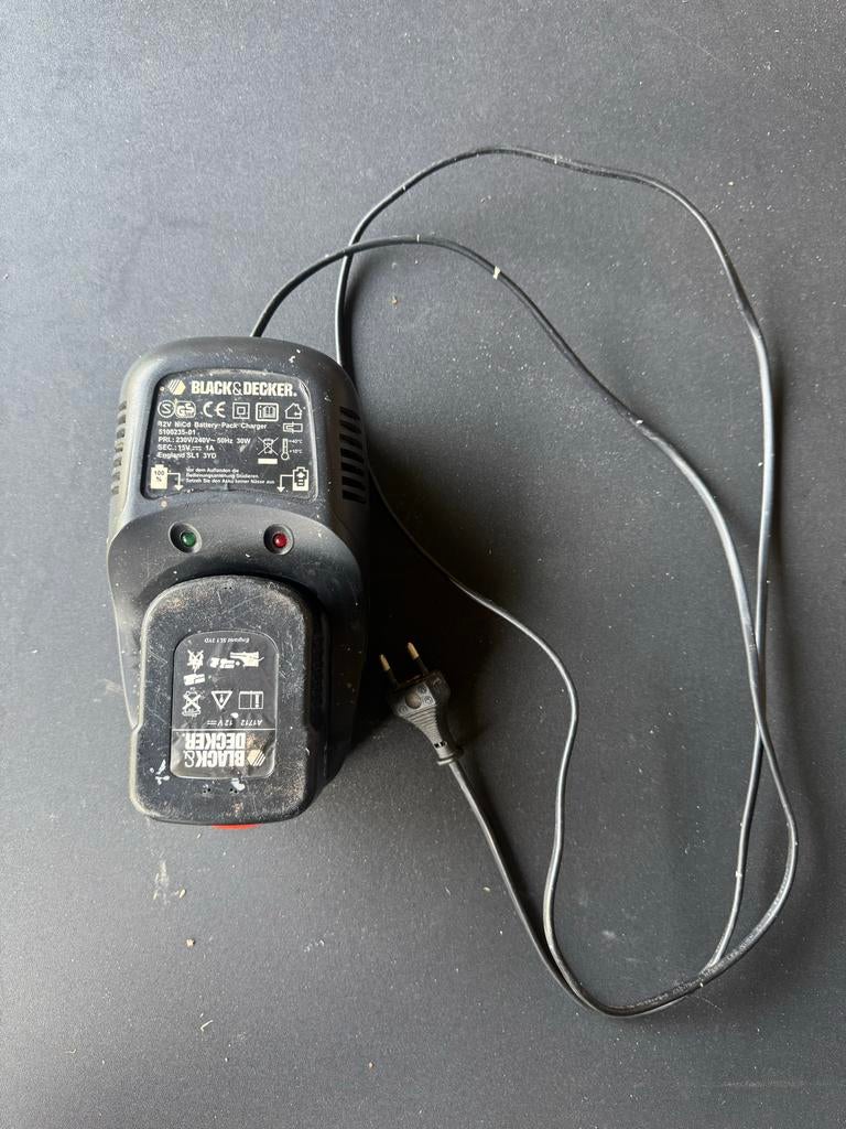 Black & Decker acculader met 12V NiCd accu, Ophalen of Verzenden, Gebruikt