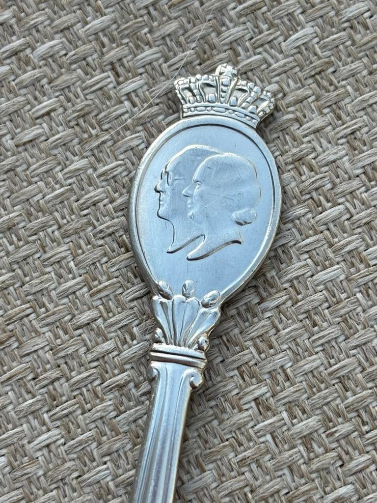 Theelepel huwelijk Bernard en Juliana, Verzamelen, Koninklijk Huis en Royalty, Ophalen of Verzenden, Zo goed als nieuw, Speld(je) of Lepel(tje)