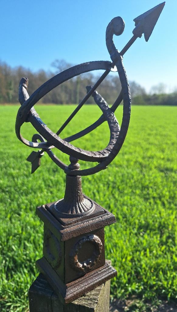 Zonnewijzer gietijzer op sokkel, Tuin en Terras, Zonnewijzers, Verzenden, Nieuw