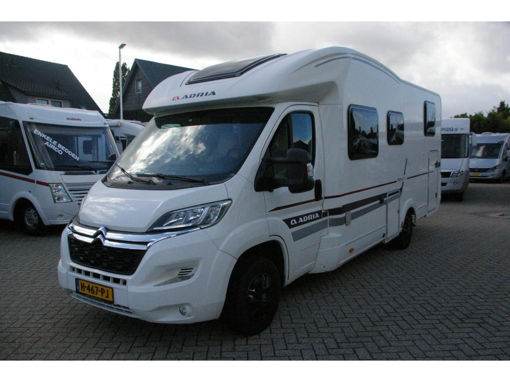 Adria Matrix M 670 SL Enkele bedden, Hefbed, XXL Garage., Caravans en Kamperen, Campers, Ringverwarming, Airbags, Adria, L-zit