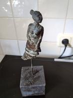 Vintage bronzen beeldje van een vrouw op sokkel, Ophalen of Verzenden