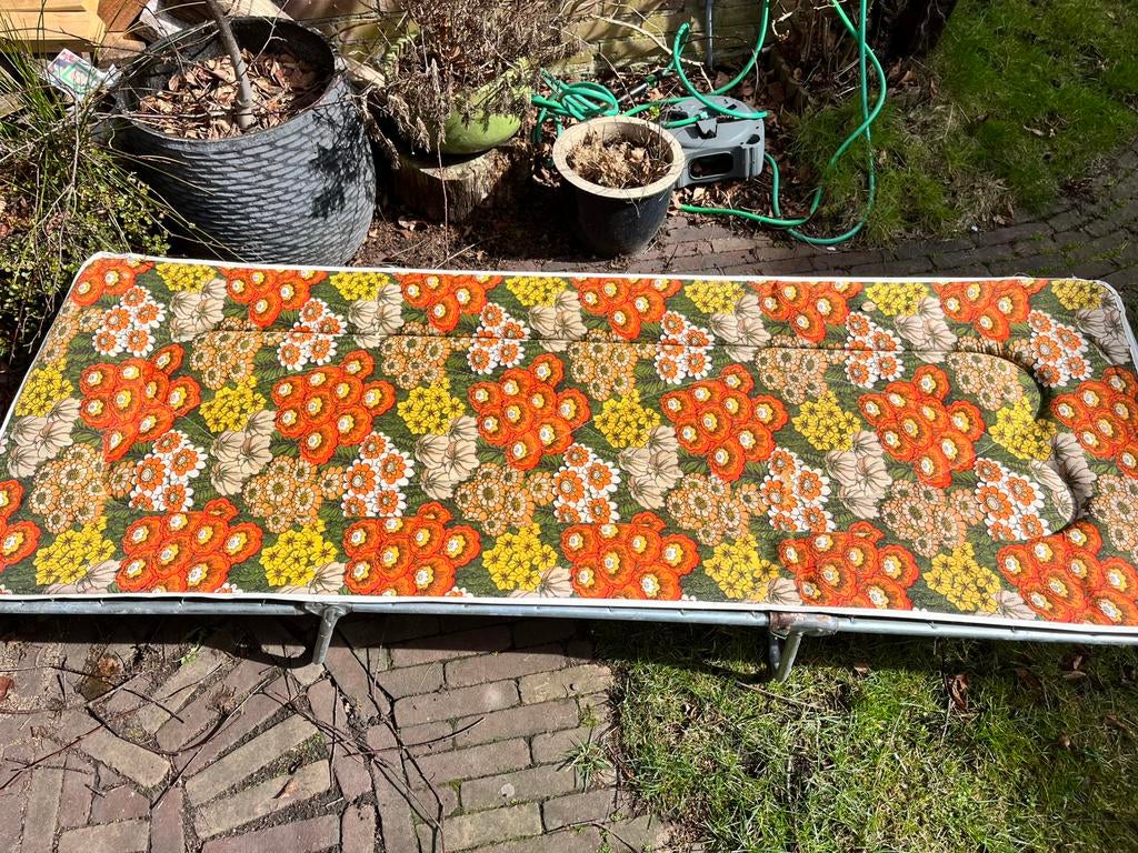 Retro vintage stretcher / ligbed bloemetjes hippie, Tuin en Terras, Ligbedden, Ophalen, Gebruikt, Aluminium