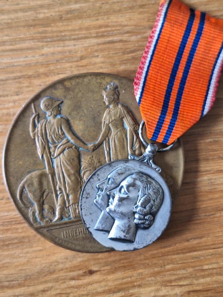 Nederlandse Medailles Inhuldiging 1948 & 1898 Oranje Nassau, Postzegels en Munten, Ophalen of Verzenden, Overige materialen, Nederland