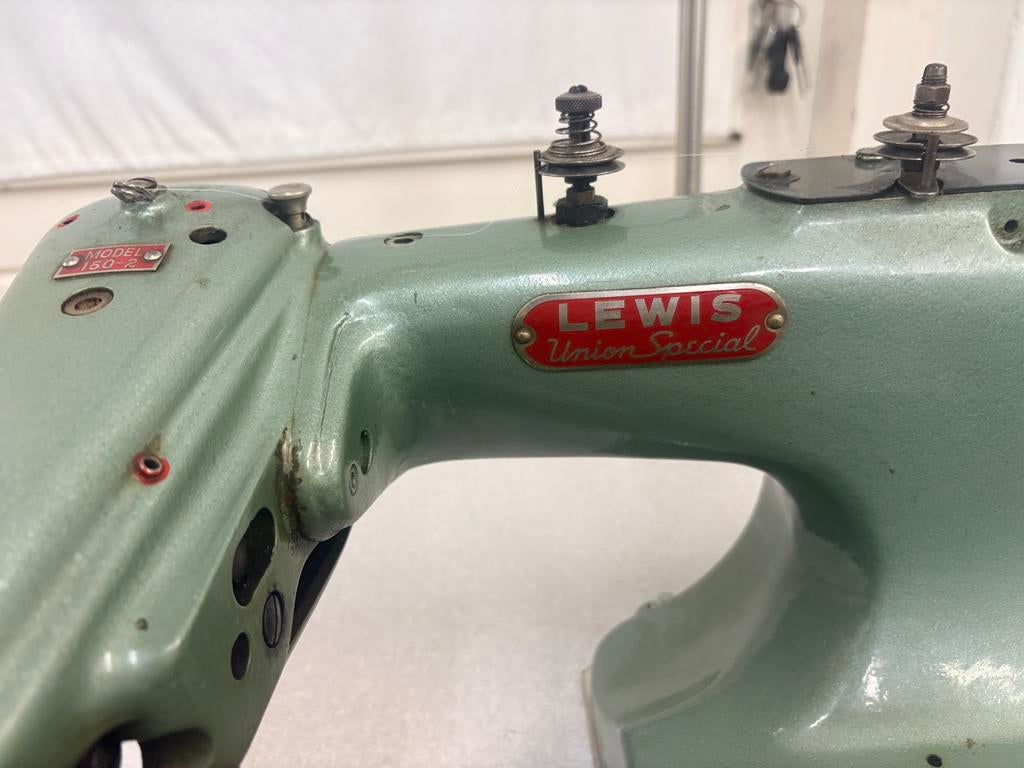 Lewis op tafel, Hobby en Vrije tijd, Naaimachines en Toebehoren, Overige merken, Ophalen of Verzenden, Industrieel, Naaimachine