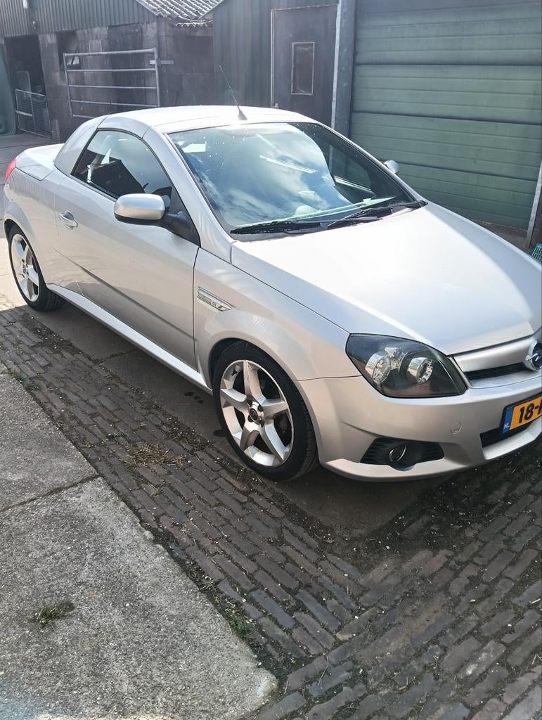 Opel tigra 1.8  150000km nette auto, Voorwielaandrijving, 1160 kg, Zwart, 4 cilinders
