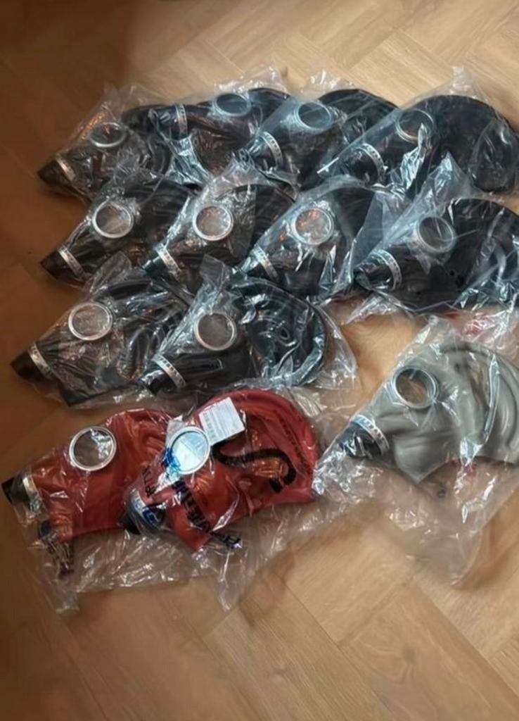 Nieuw: 12 rubberen gasmaskers met filter!, Verzamelen, Militaria | Algemeen, Ophalen of Verzenden, Landmacht, Nederland, Helm of Baret