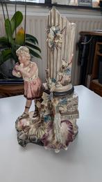 Beeldje met zuil, ongeveer 30 cm hoog, Ophalen of Verzenden