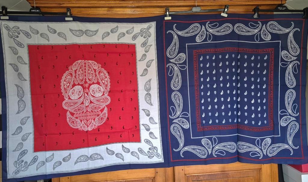 Grote sjaal met doodshoofd en paisley print, Ophalen of Verzenden, Zo goed als nieuw, Sjaal