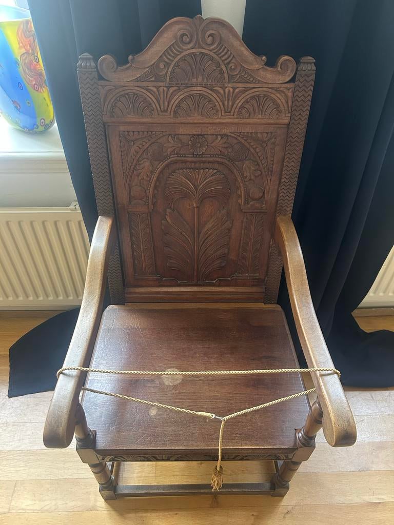 Houten stoel met houtsnijwerk, Ophalen