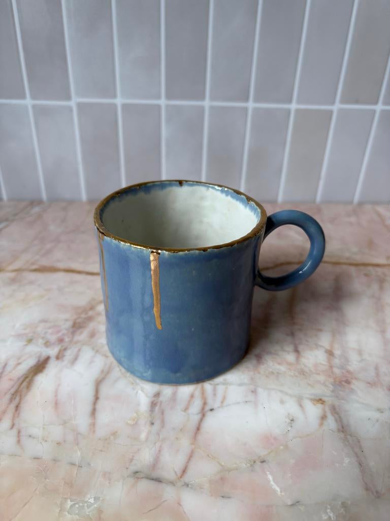 Handgemaakte keramische mok - blauw glazuur, goudaccent, Ophalen, Gebruikt, Keramiek, Overige stijlen
