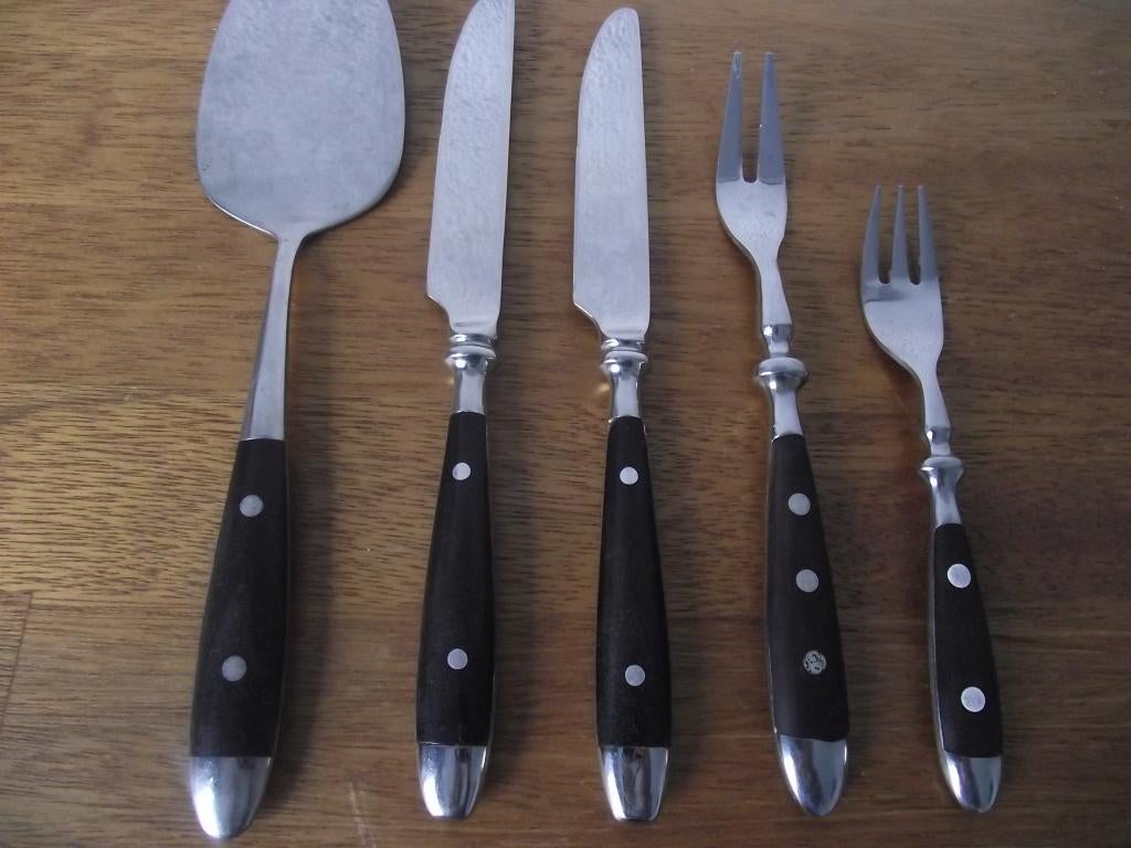 5 stuks gesmeed RVS Beram bestek bakeliet rostfrei 1960 p st, Antiek en Kunst, Antiek | Bestek, Ophalen of Verzenden