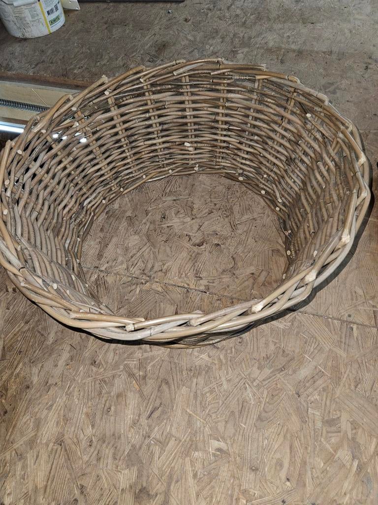 Mooie rieten mand voor onder de kerstboom, Gebruikt, Mand, Rond, Ophalen of Verzenden