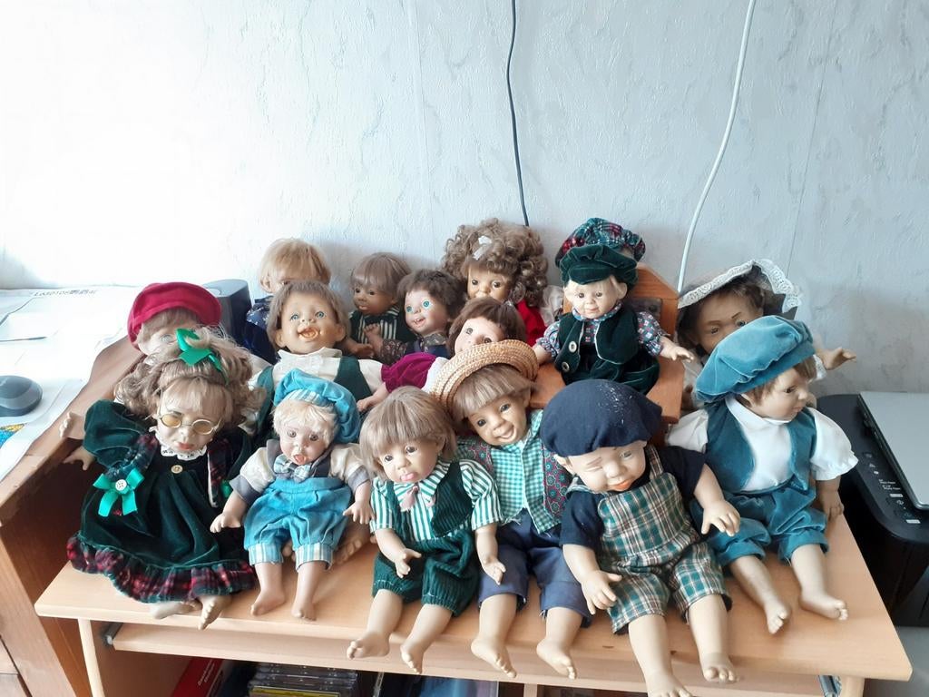 Verzameling van 16  porseleinen poppen, Verzamelen, Ophalen, Zo goed als nieuw, Pop