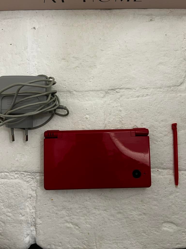 Nintendo DSi Rood - Zeer goede staat + oplader & stylus, Spelcomputers en Games, Spelcomputers | Nintendo DS, Ophalen of Verzenden
