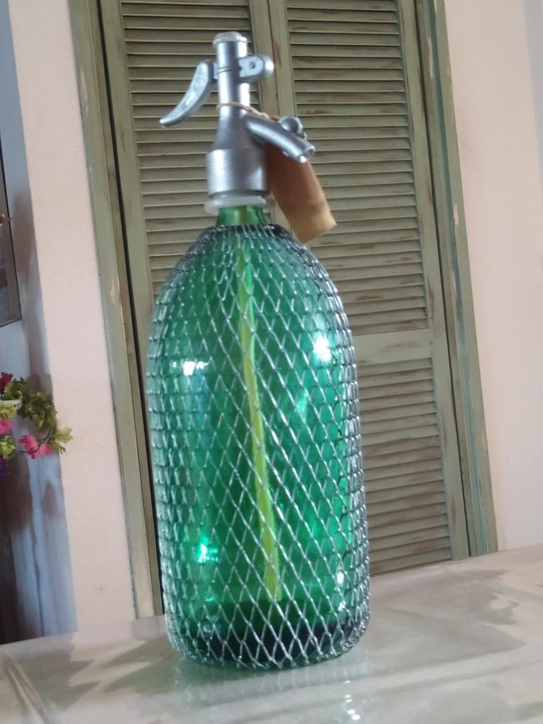 Oude groene spuitfles met gaas, Ophalen of Verzenden