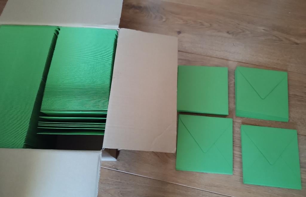 Enveloppen groen ongeveer 600 stuks 14x14cm nieuw, Ophalen of Verzenden, Nieuw, Overige thema's, Overige typen