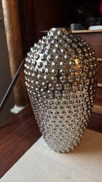 Glimmende zilverkleurige vaas met smalle opening, Huis en Inrichting, Woonaccessoires | Vazen, Overige kleuren, Ophalen of Verzenden