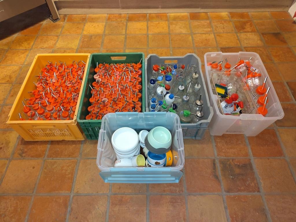 Grote partij knaagdier drinkflesjes en voerbakjes, Ophalen, Gebruikt, Voerbakje