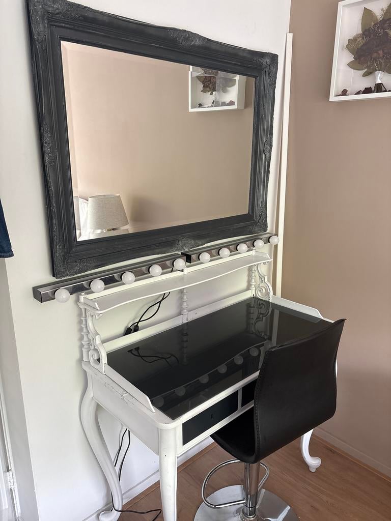 Witte/ zwarte kaptafel met barkruk, spiegel en verlichting, Ophalen, 100 tot 150 cm, 50 tot 100 cm, Zo goed als nieuw