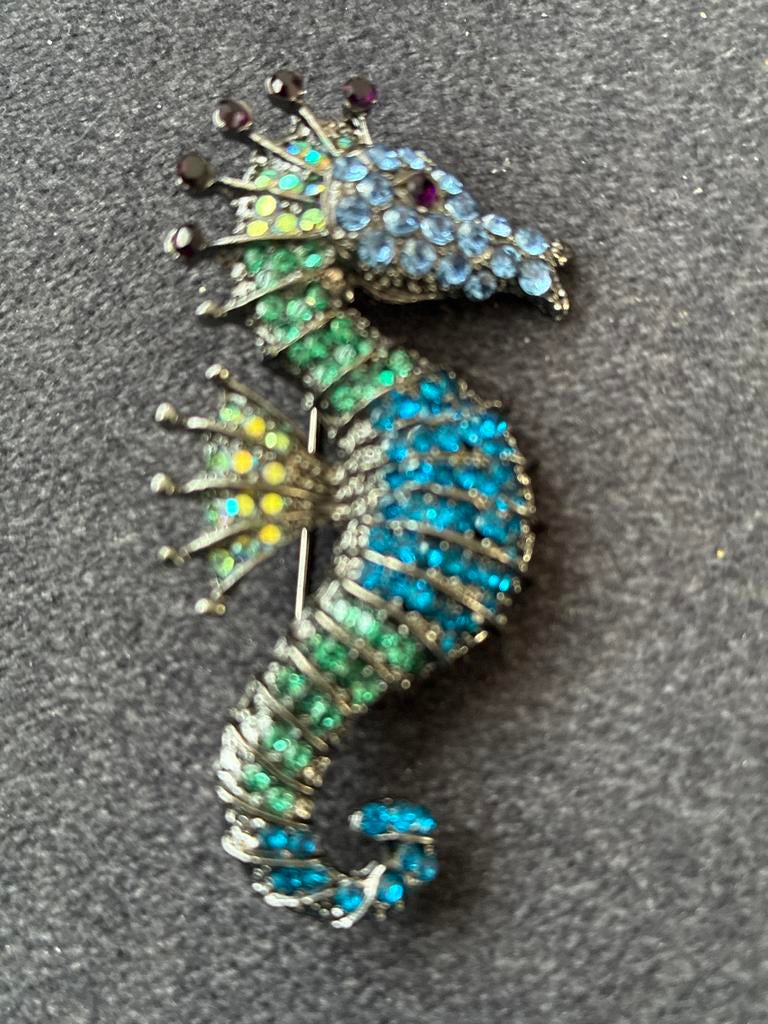 Zeepaard Broche met Kristallen - Blauw/Groen, Sieraden, Tassen en Uiterlijk, Broches, Met kristal, Overige materialen, 4 tot 7 cm