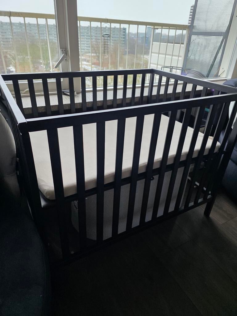 Baby box zwart met matras en hoeslaken, Ophalen, Zo goed als nieuw
