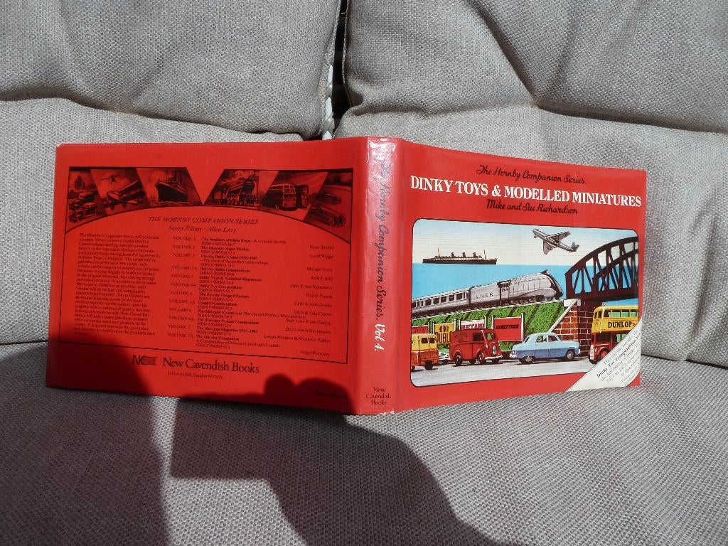 DINKY TOYS & MODELLED MINIATURES  312 PAG. + 72, Ophalen of Verzenden, Zo goed als nieuw, Auto, Dinky Toys