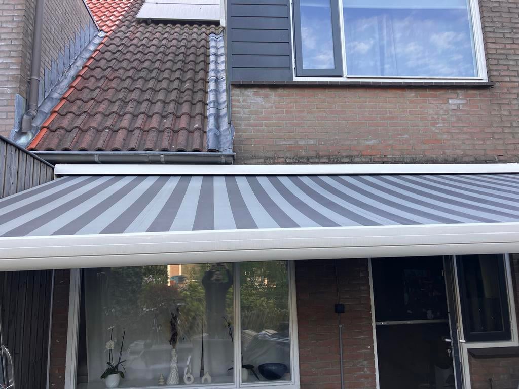 Elektrisch knikarmscherm 4+ meter breed, Tuin en Terras, Zonneschermen, Gebruikt, Knikarmscherm, 150 tot 300 cm, 450 cm of meer