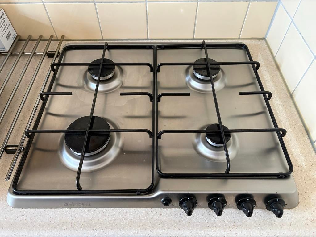 Goed onderhouden Ariston gasstel - 4 pitten, Witgoed en Apparatuur, Fornuizen, Ophalen, Gebruikt, 4 kookzones, Gas