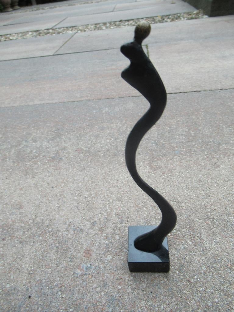 BRONZEN BEELDJ op marmeren voet hoog 22 cm elegant € 25, Antiek en Kunst, Antiek | Koper en Brons, Ophalen of Verzenden, Brons