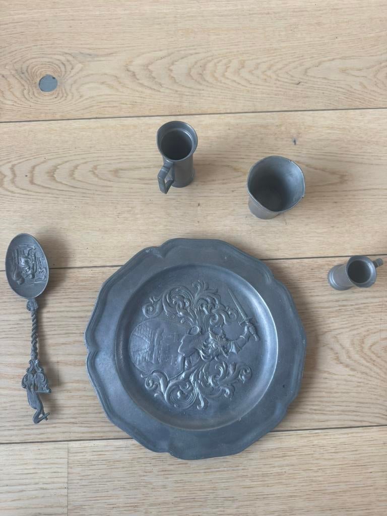 Antiek tinnen bord, kopjes, en lepel met wapen, Antiek en Kunst, Antiek | Tin, Ophalen of Verzenden