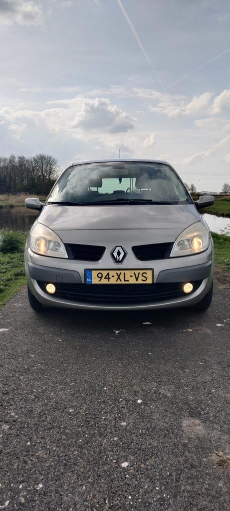 Renault Grand Scenic 2.0, Voorwielaandrijving, 1998 cc, 135 pk, 4 cilinders