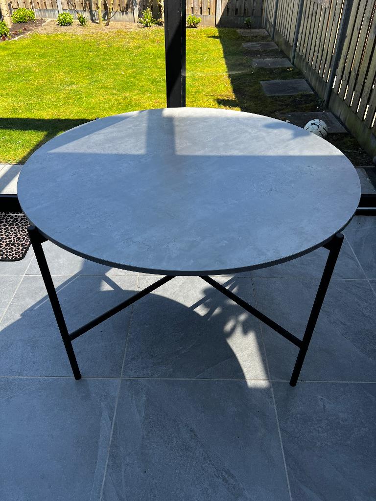 Ronde eettafel 120cm betonlook zwart staal | JYSK TERSLEV, Huis en Inrichting, Tafels | Eettafels, Ophalen, Gebruikt, Overige materialen