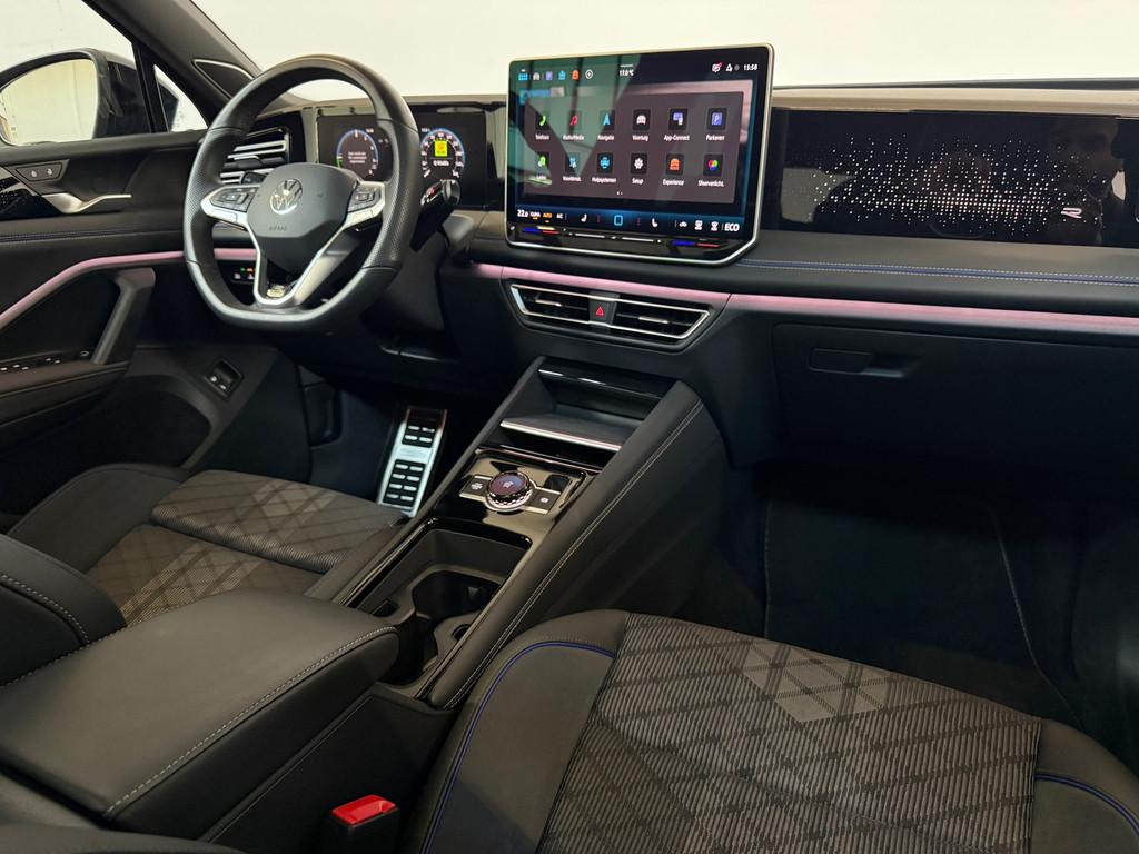 Volkswagen Tiguan 1.5 eHybrid R-Line Black Style 272 PK Pano, Auto's, Volkswagen, Zwart, Leder en Stof, Zwart, Hybride Elektrisch/Benzine