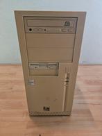 Oude beige computerkast met 52x CD-ROM en diskettestation, Ophalen