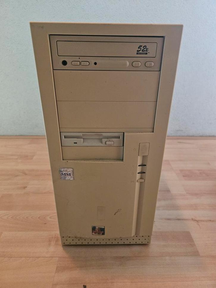 Oude beige computerkast met 52x CD-ROM en diskettestation, Computers en Software, Vintage Computers, Ophalen