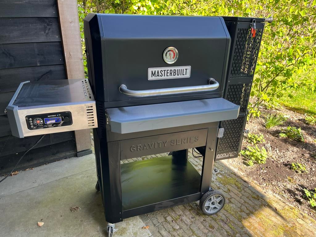 Masterbuilt Gravity Series 1050 Houtskool Grill + Smoker, Tuin en Terras, Houtskoolbarbecues, Ophalen, Zo goed als nieuw, Met accessoires