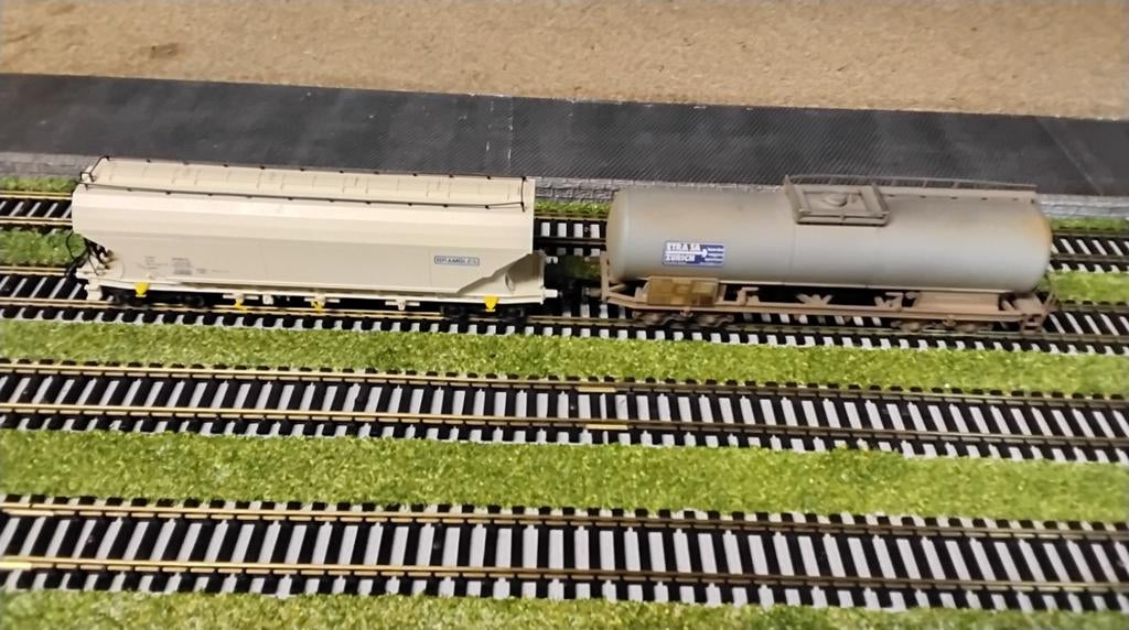 2x wagons1x rivarossi en 1x liliput/Bachmann met verende buf, Gelijkstroom, Wagon, Ophalen of Verzenden, Zo goed als nieuw
