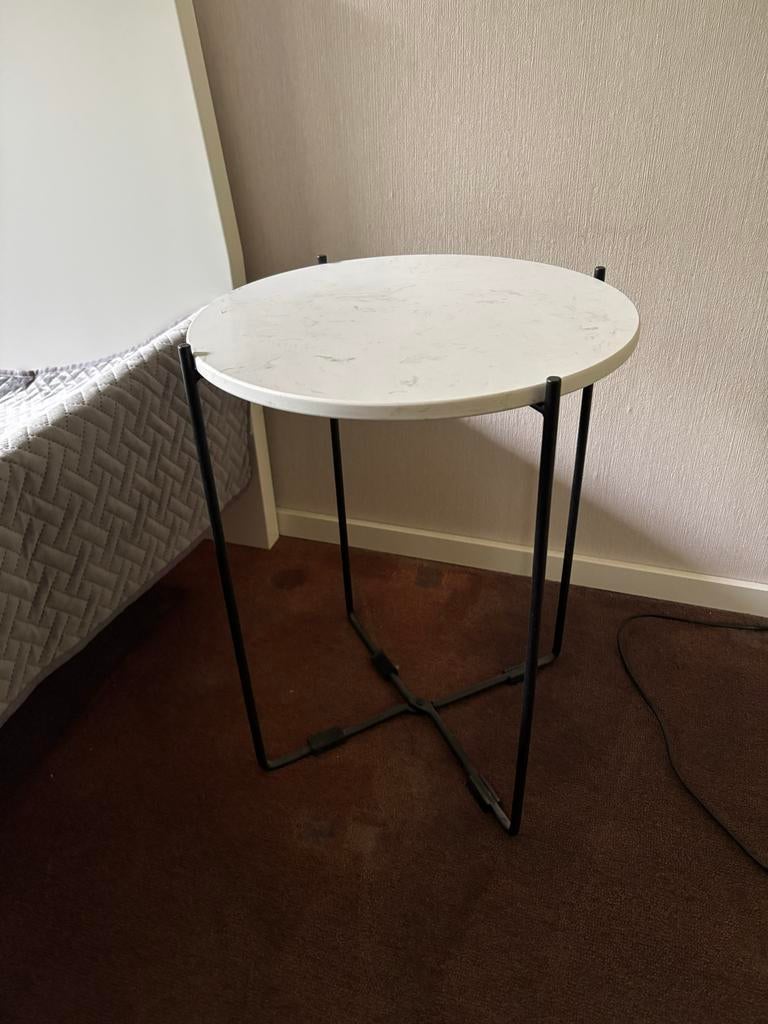 Rond bijzettafeltje met marmer look blad, Minder dan 55 cm, Metaal of Aluminium, Rond, Zo goed als nieuw