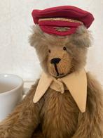 Vintage Teddybeer met pet   Chloe bears uit Schijndel. 28cm, Verzamelen, Beren en Cherished Teddies, Ophalen of Verzenden, Gebruikt