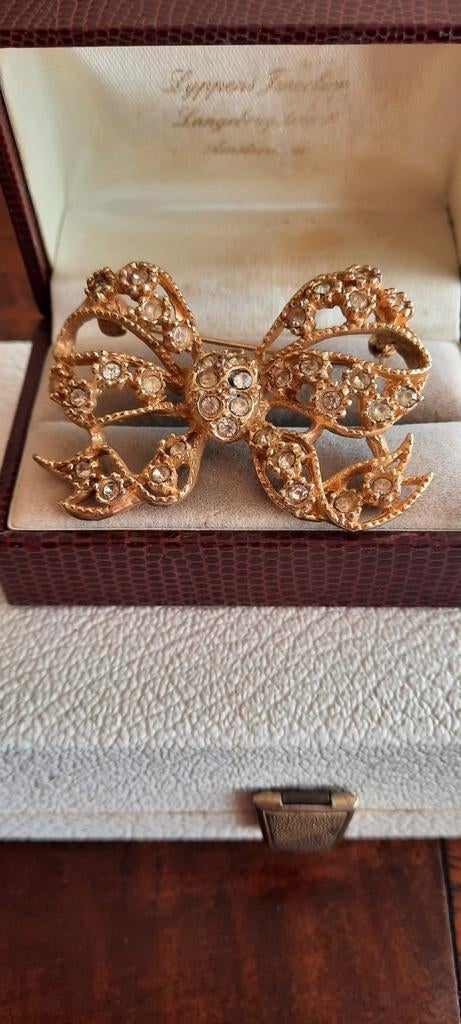 Vintage ajour strikbroche met Swarovski kristal., Ophalen of Verzenden, Overige materialen