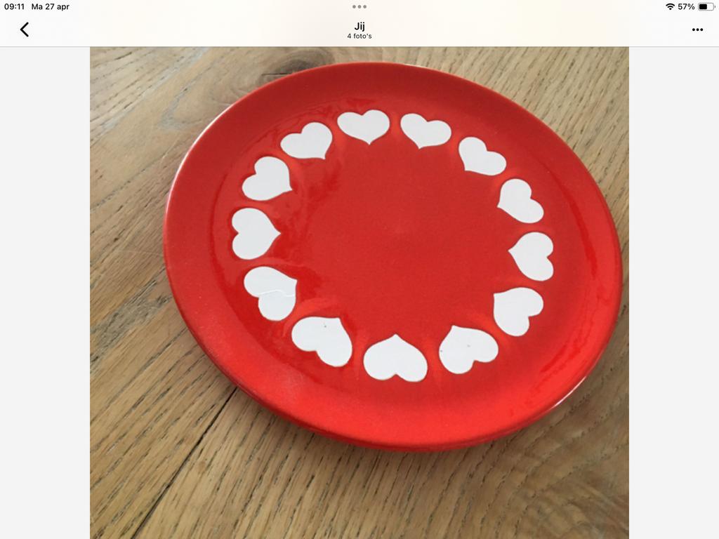 Decoratief rood bordje met hartjes, Keramiek, Nieuw, Ophalen of Verzenden, Bord(en)
