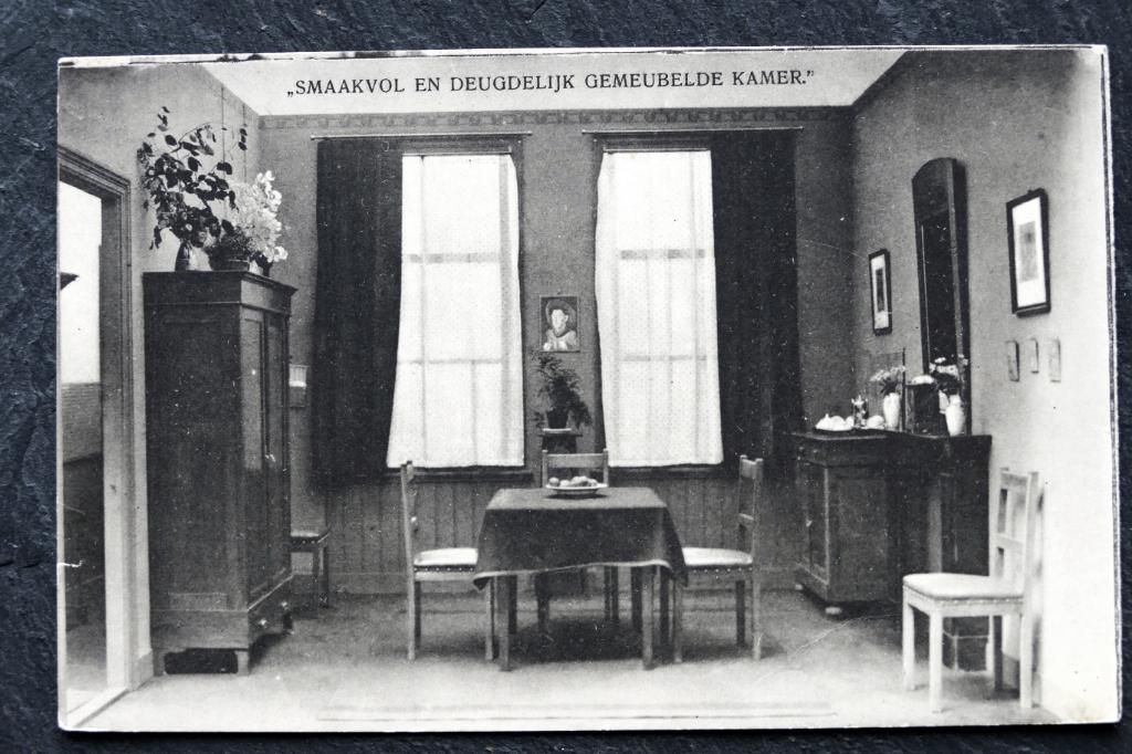 Smaakvol en deugdelijk gemeubelde kamer - aanprijzingskaart?, Verzenden, Voor 1920, Ongelopen, Gebouw
